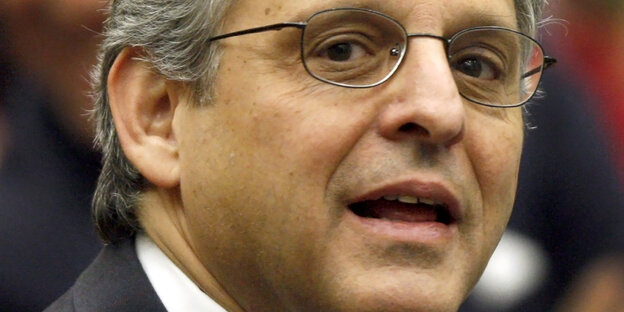 Ein Mann mit grauen Haaren und Brille. Es ist Merrick Garland Ein Mann mit grauen Haaren und Brille. Es ist Merrick Garland