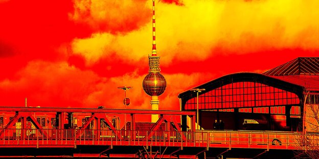 Die U-Bahn wartet im Bahnhof. Im Hintergrund der Berliner Fernsehturm