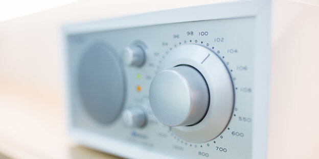 Ein weißes Radio mit Drehschalter Ein weißes Radio mit Drehschalter