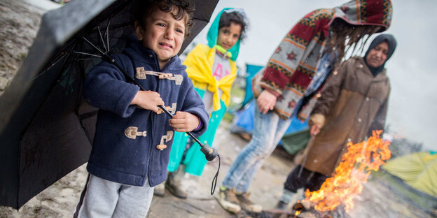 Flüchtlinge, im Vordergrund ein Kind Flüchtlinge, im Vordergrund ein Kind