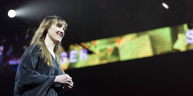 Sophie Hunger steht auf der Bühne. Hinter ihr bunte Bildschirme