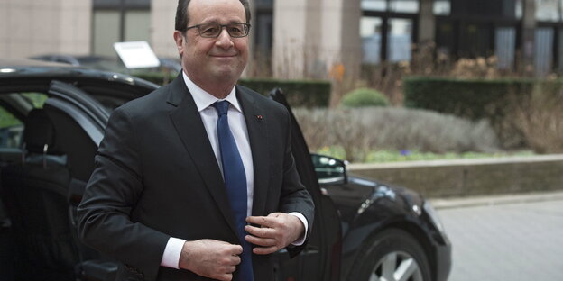 François Hollande beim Aussteigen aus einem Pkw François Hollande beim Aussteigen aus einem Pkw