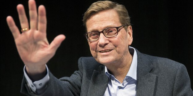 Ein Mann mit Brille winkt in die Kamera. Es ist Guido Westerwelle Ein Mann mit Brille winkt in die Kamera. Es ist Guido Westerwelle
