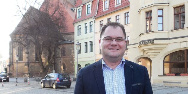 Danny Kavalier steht vor dem Rathaus Danny Kavalier steht vor dem Rathaus