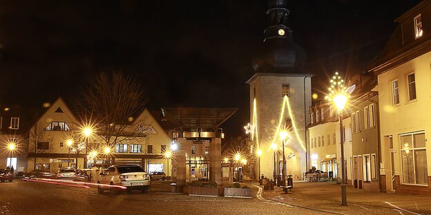 Ein Platz mit Autor und leuchtenden Laternen bei Nacht Ein Platz mit Autor und leuchtenden Laternen bei Nacht