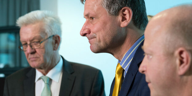 Drei Männer stehen nebeneinander. Es sind Winfried Kretschmann, Hans-Ulrich Rülke und Michael Theurer Drei Männer stehen nebeneinander. Es sind Winfried Kretschmann, Hans-Ulrich Rülke und Michael Theurer