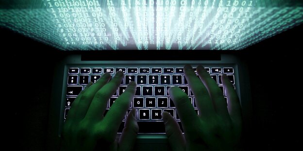 ein Computerbildschirm, eine Tastatur und tippende Hände ein Computerbildschirm, eine Tastatur und tippende Hände