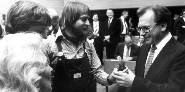 Lothar Späth bekommt einen Kaktus geschenkt Lothar Späth bekommt einen Kaktus geschenkt