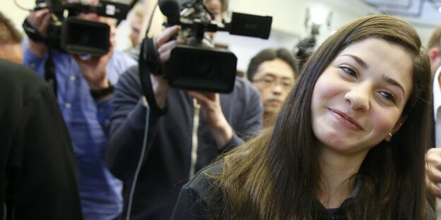 Porträt von Yusra Mardini, im Hintergrund: Fernsehkameras Porträt von Yusra Mardini, im Hintergrund: Fernsehkameras
