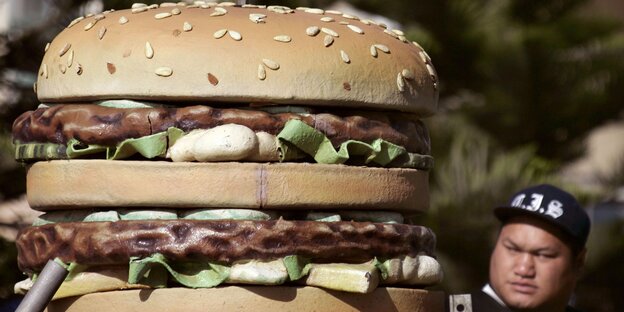 riesiger Burger aus Plastik riesiger Burger aus Plastik