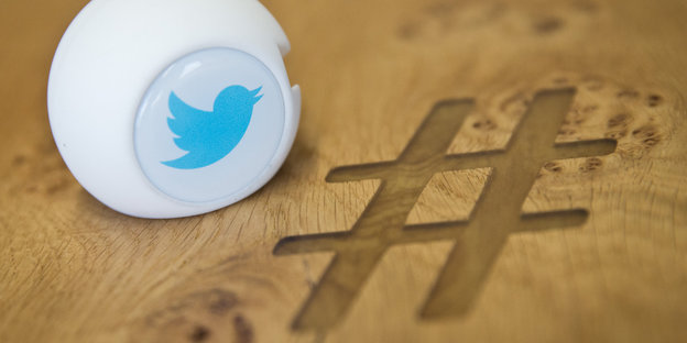 Hashtag-Symbol und ein Gadget mit dem Twitter-Vogellogo