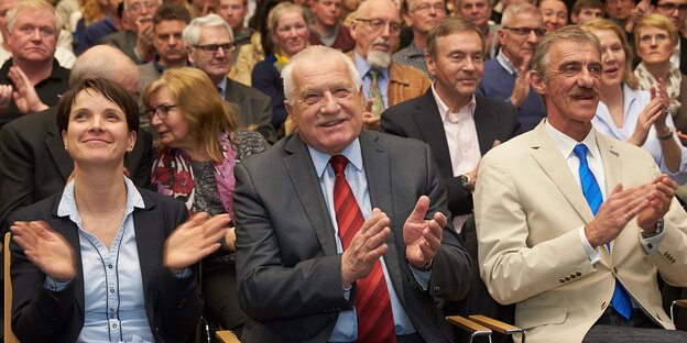 Václav Klaus, Frauke Petry und Uwe Junge klatschen in die Hände Václav Klaus, Frauke Petry und Uwe Junge klatschen in die Hände