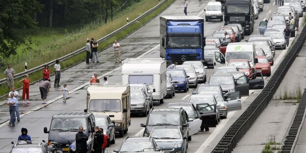 Autos stehen auf einer Autobahn