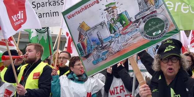 Demonstanten fordern höhere Löhne im öffentlichen Dienst Demonstanten fordern höhere Löhne im öffentlichen Dienst