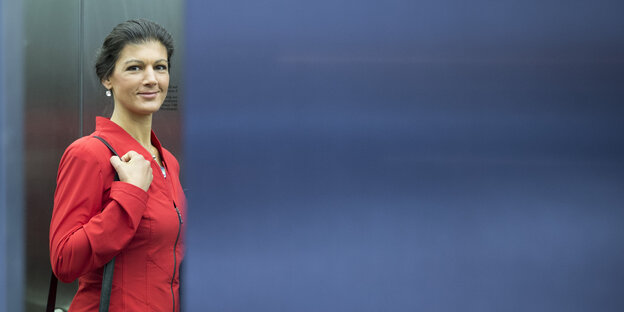 Sahra Wagenknecht steht in einem Fahrstuhl mit halbgeschlossenen Türen. Sahra Wagenknecht steht in einem Fahrstuhl mit halbgeschlossenen Türen.