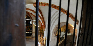 Blick durch Gitterstäbe in das Gewölbe des Dom-Museums.
