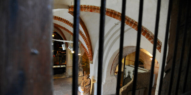 Blick durch Gitterstäbe in das Gewölbe des Dom-Museums. Blick durch Gitterstäbe in das Gewölbe des Dom-Museums.