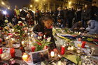 Kerzen brennen auf einem Platz in Brüssel