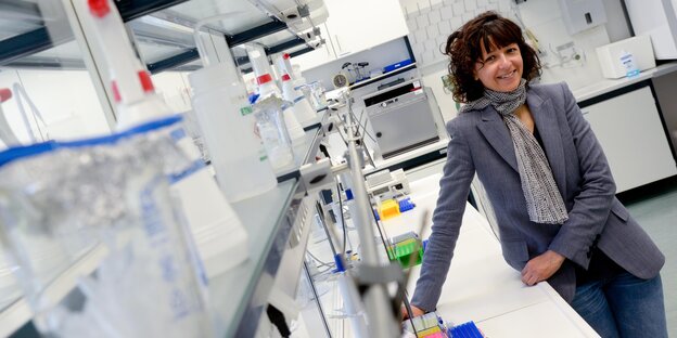 Die Forscherin Emmanuelle Charpentier steht in einem Labor. Die Forscherin Emmanuelle Charpentier steht in einem Labor.