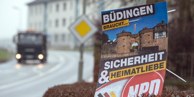 Ein Plakat der NPD mit der Aufschrift "Büdingen braucht Sicherheit und Heimatliebe" neben einer Straße Ein Plakat der NPD mit der Aufschrift "Büdingen braucht Sicherheit und Heimatliebe" neben einer Straße