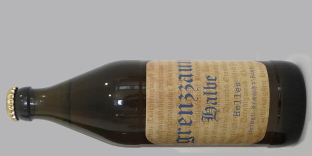 Eine liegende Flasche Bier Eine liegende Flasche Bier