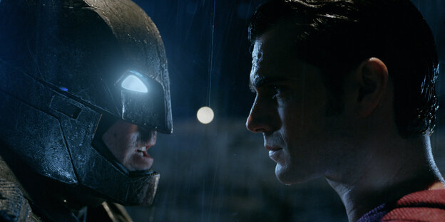 Batman und Superman schauen sich tief in die Augen Batman und Superman schauen sich tief in die Augen