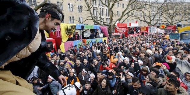Ein Künstler tritt vor einer Menschenmenge auf Ein Künstler tritt vor einer Menschenmenge auf