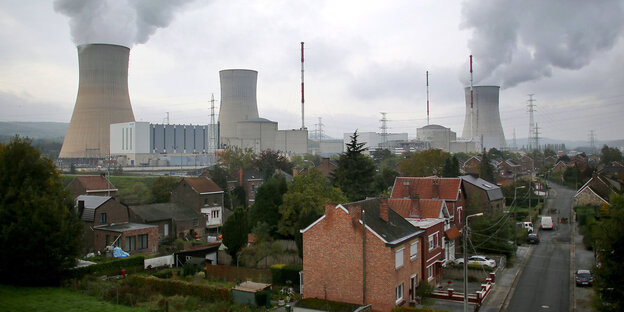Hinter Wohnhäusern ist das AKW Tihange zu sehen Hinter Wohnhäusern ist das AKW Tihange zu sehen
