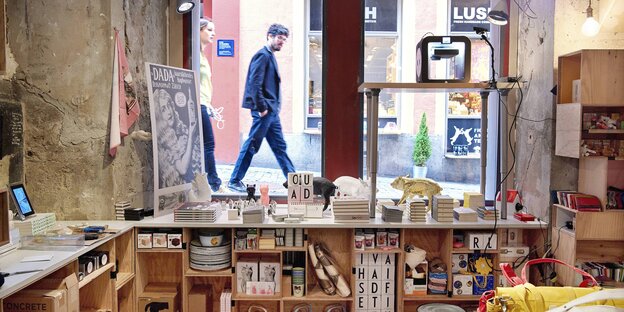 Mann vor Schaufenster Mann vor Schaufenster