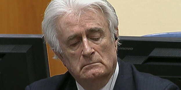 Ein Mann mit weißen Haaren, Radovan Karadžić, er hat die Augen geschlossen Ein Mann mit weißen Haaren, Radovan Karadžić, er hat die Augen geschlossen
