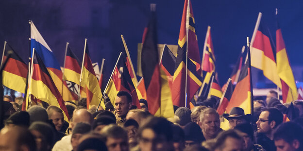Menschen mit vielen, vielen Deutschlandfahnen, darunter auch eine russischen Menschen mit vielen, vielen Deutschlandfahnen, darunter auch eine russischen