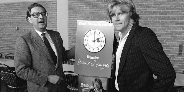 Howard Carpendale (r.) und der damalige Bundesinnenminister Gerhart Baum. In ihrer Mitte Werbung für Carpendales Single „Zeit für dich“ Howard Carpendale (r.) und der damalige Bundesinnenminister Gerhart Baum. In ihrer Mitte Werbung für Carpendales Single „Zeit für dich“