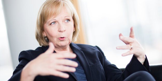 Hannelore Kraft gestikuliert im Sitzen Hannelore Kraft gestikuliert im Sitzen