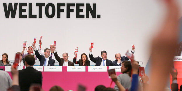 Menschen halten rote Kärtchen in die Höhe Menschen halten rote Kärtchen in die Höhe