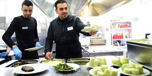 Essensausgabe in Flüchtlingsunterkunft Essensausgabe in Flüchtlingsunterkunft