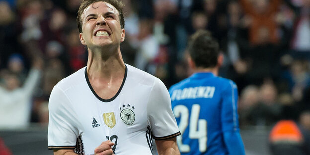 Ein Sportler verzieht sein Gesicht vor Freude Ein Sportler verzieht sein Gesicht vor Freude