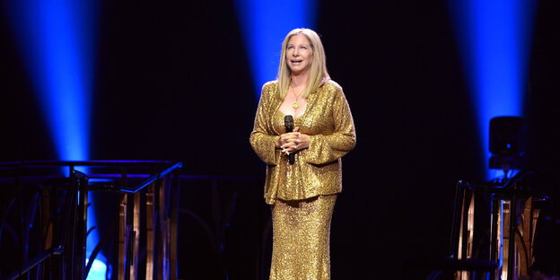 Sängerin Barbra Streisand steht auf einer Bühne Sängerin Barbra Streisand steht auf einer Bühne