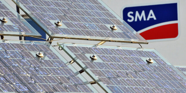 Photovoltaik-Anlagen und das Logo von SMA-Solar im Hintergrund Photovoltaik-Anlagen und das Logo von SMA-Solar im Hintergrund