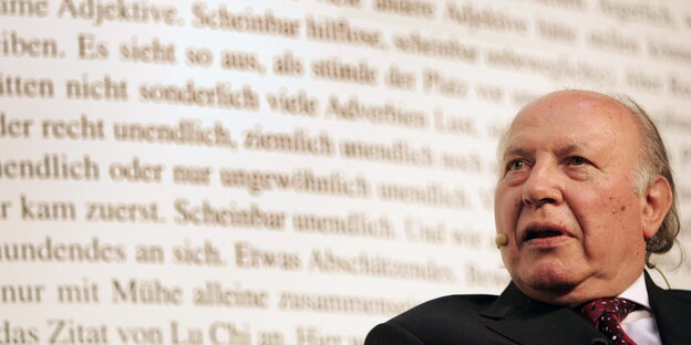 Alter Mann vor Worten, der Mann ist der verstorbene Schriftsteller Imre Kertész Alter Mann vor Worten, der Mann ist der verstorbene Schriftsteller Imre Kertész