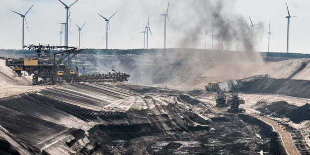 Eine vom Kohletagebau zerstörte Landschaft Eine vom Kohletagebau zerstörte Landschaft