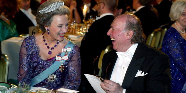 Imre Kertesz plaudert mit Prinzessin Benedikte von Dänemark. Sie trägt ein Diadem Imre Kertesz plaudert mit Prinzessin Benedikte von Dänemark. Sie trägt ein Diadem