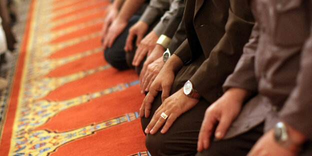 Beim Gebet: gläubige Muslime Beim Gebet: gläubige Muslime