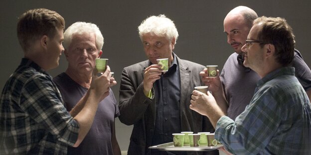 Fünf Männer trinken aus kleinen Bechern Fünf Männer trinken aus kleinen Bechern