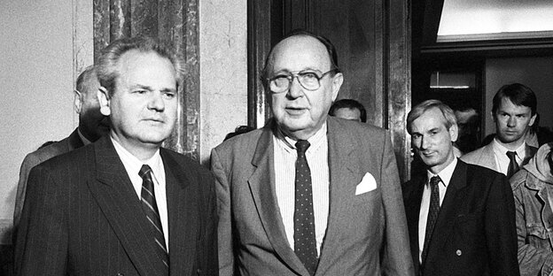 Slobodan Milosevic und Hans-Dietrich Genscher stehen nebeneinander Slobodan Milosevic und Hans-Dietrich Genscher stehen nebeneinander