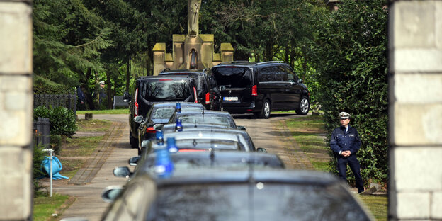 Autos fahren auf einen Friedhof Autos fahren auf einen Friedhof