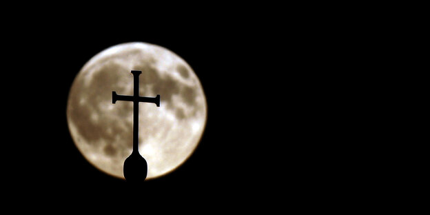 Ein Kreuz vor dem Mond bei Nacht Ein Kreuz vor dem Mond bei Nacht