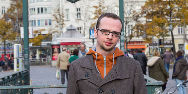 Armin Langer blickt in die Kamera, hinter ihm ein U-Bahneingang Armin Langer blickt in die Kamera, hinter ihm ein U-Bahneingang
