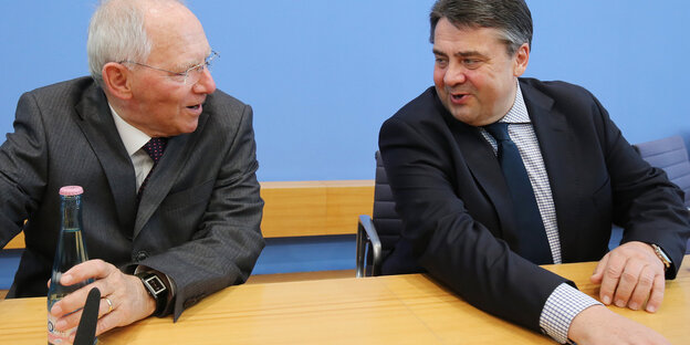 Wolfgang Schäuble und Sigmar Gabriel sitzen an einem Tisch Wolfgang Schäuble und Sigmar Gabriel sitzen an einem Tisch