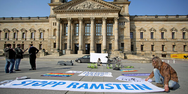 Demonstranten vor einem Gerichtsgebäude Demonstranten vor einem Gerichtsgebäude