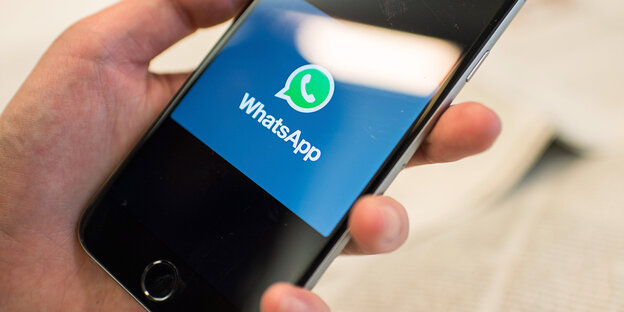 Auf dem Display eines Smartphones ist das WhatsApp-Symbol zu sehen Auf dem Display eines Smartphones ist das WhatsApp-Symbol zu sehen